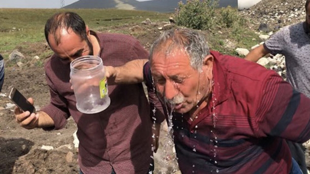 Kars'ta çocuklar tarafından bulunan su, köylüleri sevince boğdu