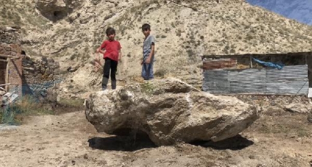 Erzurum Dağdan Kopan Kaya Parçaları Korkutuyor