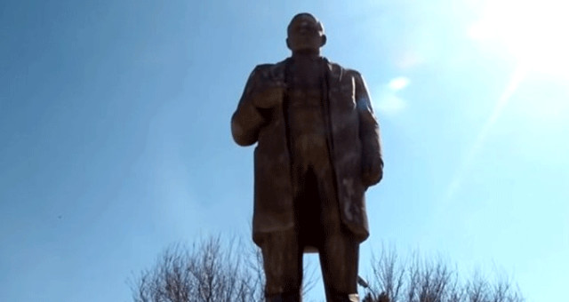 İmamlar, Camiden Topladıkları Parayla Komünist Lider Lenin'in Heykelini Restore Etti