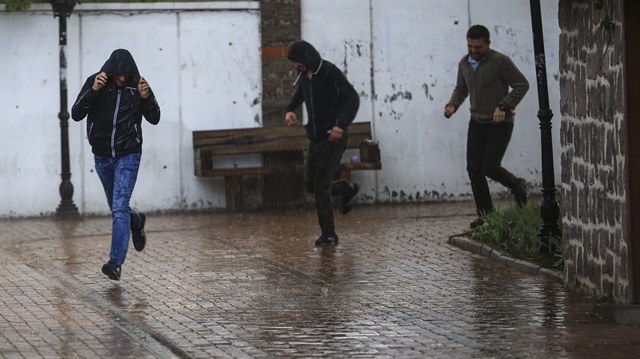 Doğu'da gök gürültülü sağanak ve kuvvetli rüzgar uyarısı