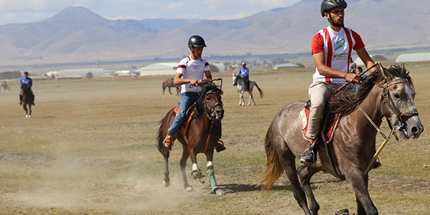 Erzurum'da Rahvan At Yarışları Yapıldı