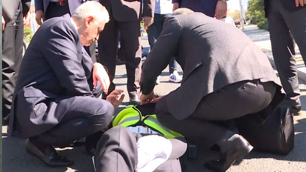 Binali Yıldırım, makam aracını durdurup yaralılarla ilgilendi