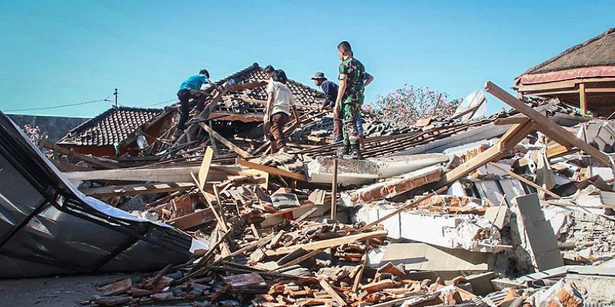 Endonezya bir depremle daha sarsıldı