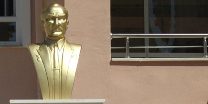 Atatürk'e hakaret eden öğretmene gözaltı