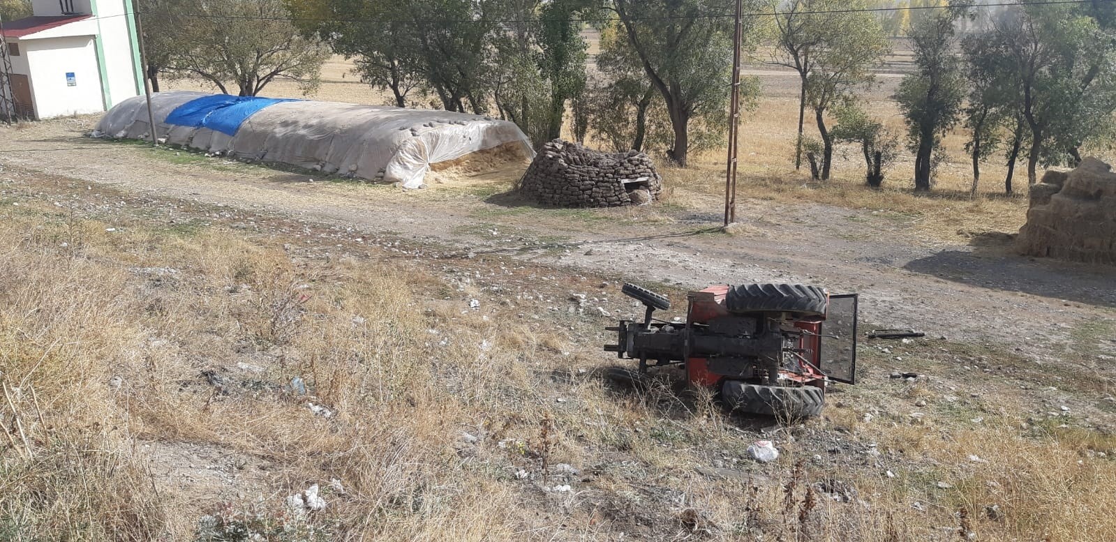 Pasinler’de traktör şarampole uçtu: 3 yaralı