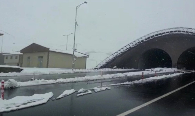 Ovit'e Kar Yağdı, Ulaşım Tünelden Sağlanıyor
