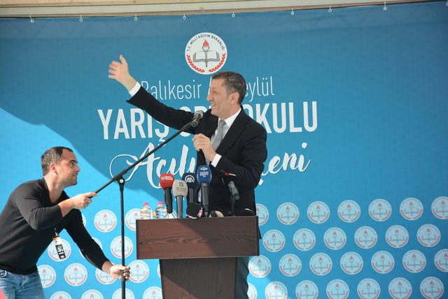 Bakan Selçuk öğrencilere ıslıkla karşılık verdi