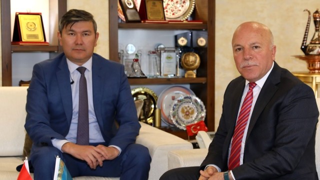 Kazakistan'ın Ankara Büyükelçisi Saparbekuly'den Başkan Sekmen'e Ziyaret
