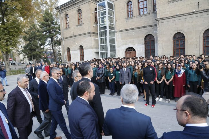 Milli Eğitim Bakanı Ziya Selçuk'un ziyareti sırasında dikkat çeken an!