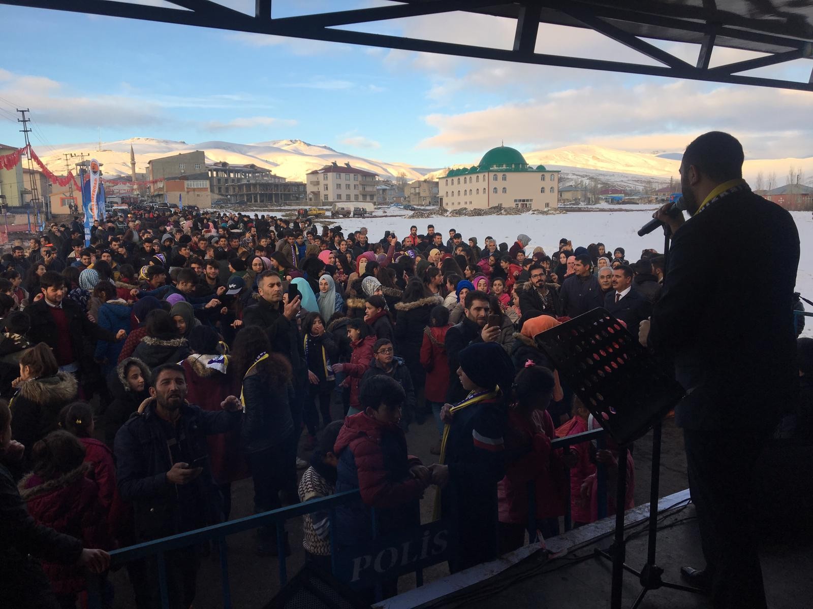 Amir Yıldırım Gençlik konserinde hemşehrilerini coşturdu