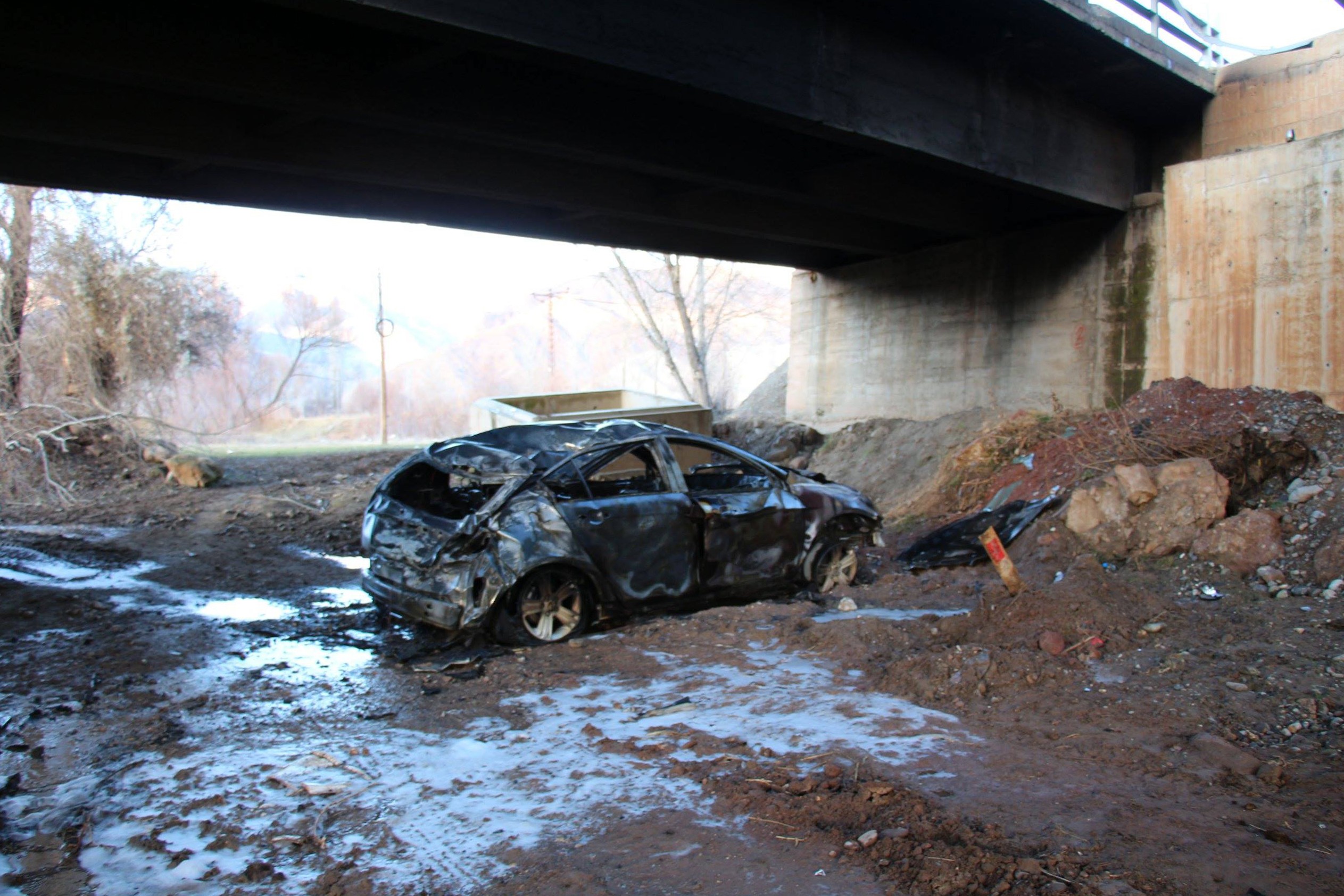Erzurum’da köprüden uçan otomobil yandı: 1 yaralı
