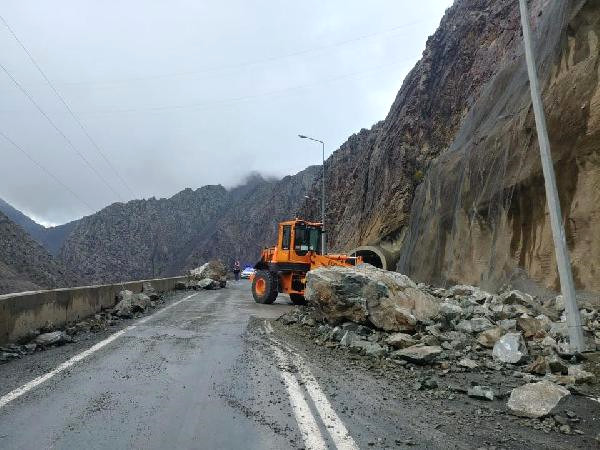 Yamaçtan Kopan Kaya Parçaları Yola Düştü