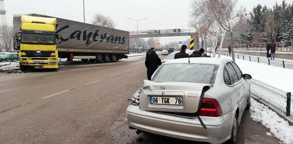 Erzurum'da buzda kayan tır, park halindeki 3 otomobile çarptı