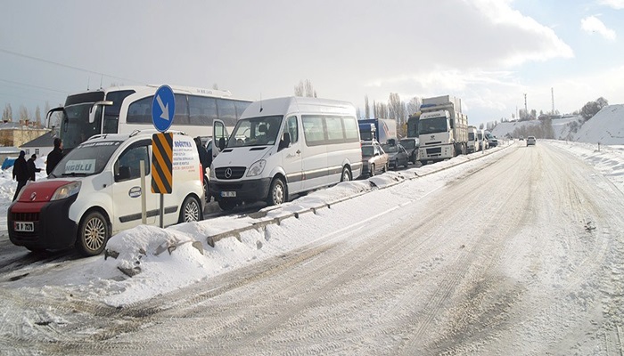 Karlıova- Erzurum yolu trafiğe kapatıldı