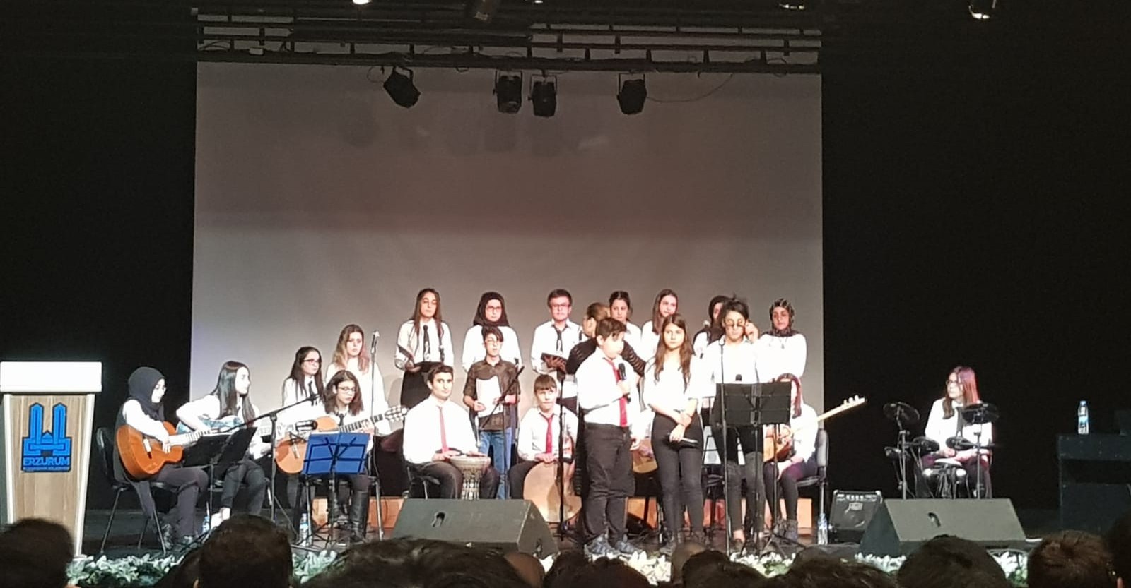Fen Lisesi öğrencileri görme engelli öğrencilerle konser verdi