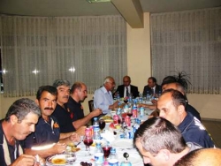 Küçükler, itfaiyecilerle iftarda