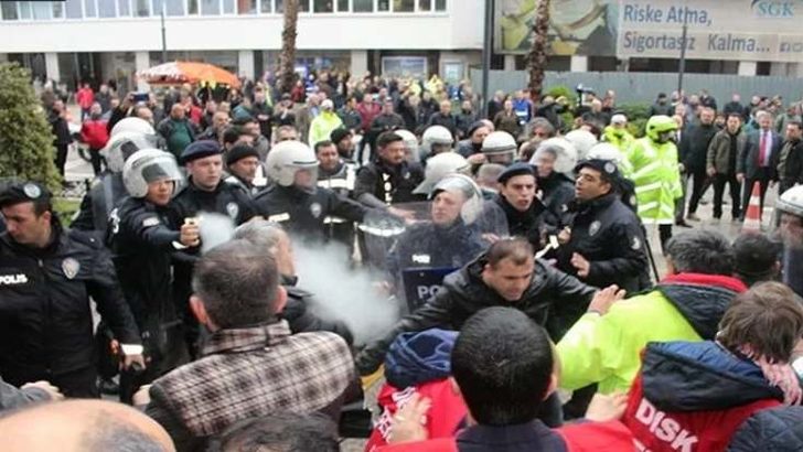 İzmir'de işçiler greve gitti, belediyenin önü karıştı! Gözaltılar var