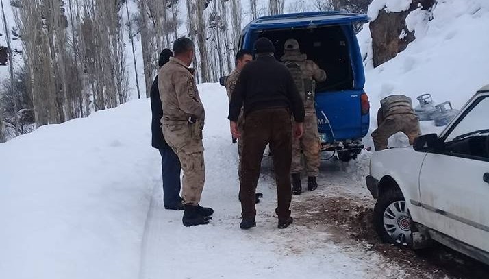 Yolda kalan sürücünün yardımına Jandarma ekipleri yetişti