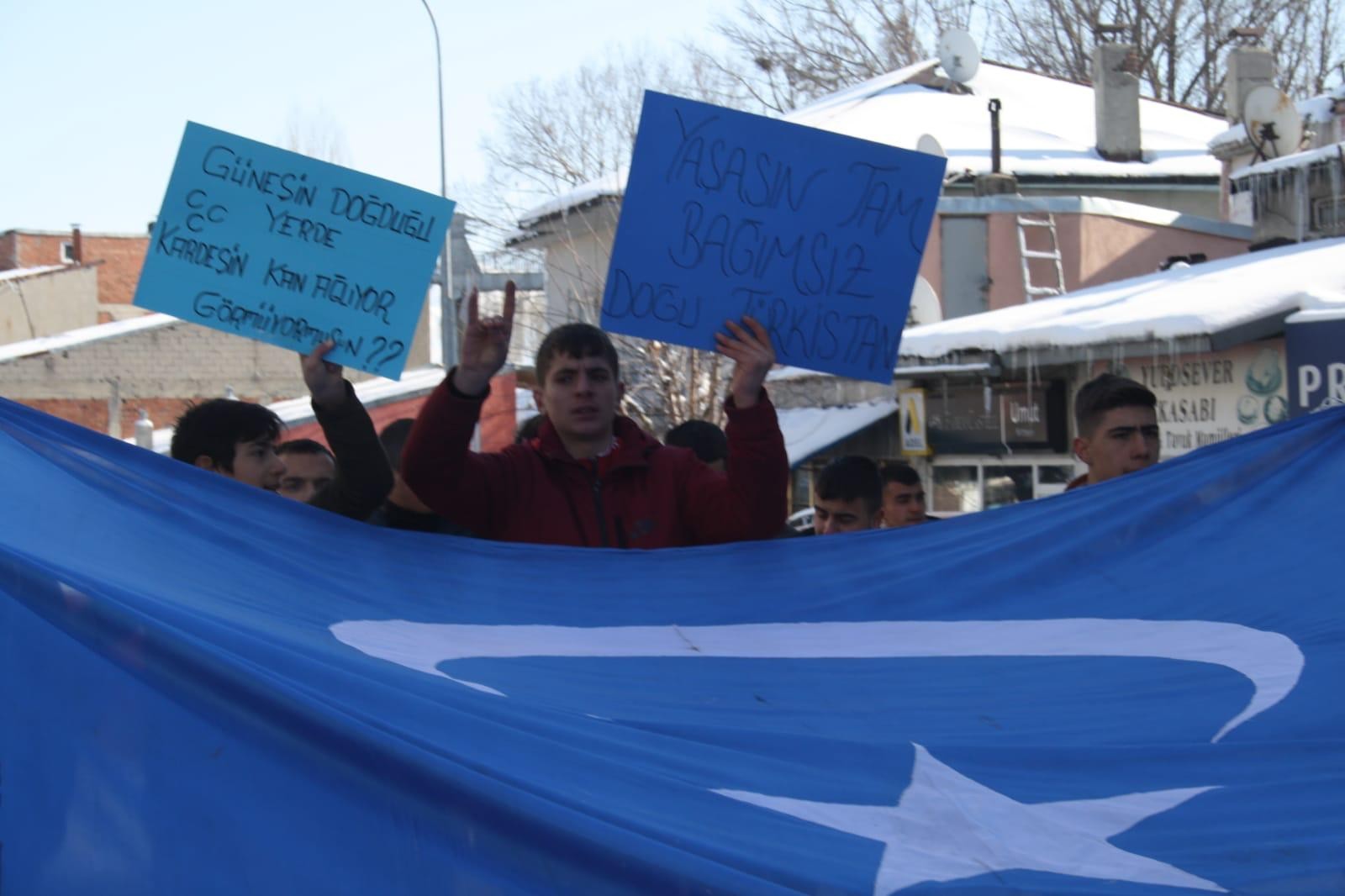 Erzurum'da Doğu Türkistan için yürüdüler