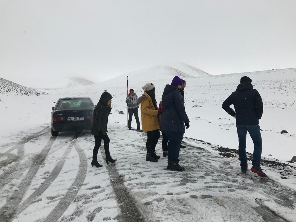 Erzurum’da gönüllü vatandaşlar doğaya yem bıraktı