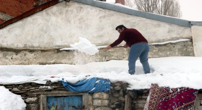 Doğu’da çatılar kardan arındırılıyor
