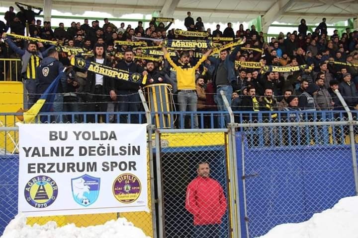 Ağrı 1970 Sporlu taraftarlardan Erzurumspor’a destek tezahüratı