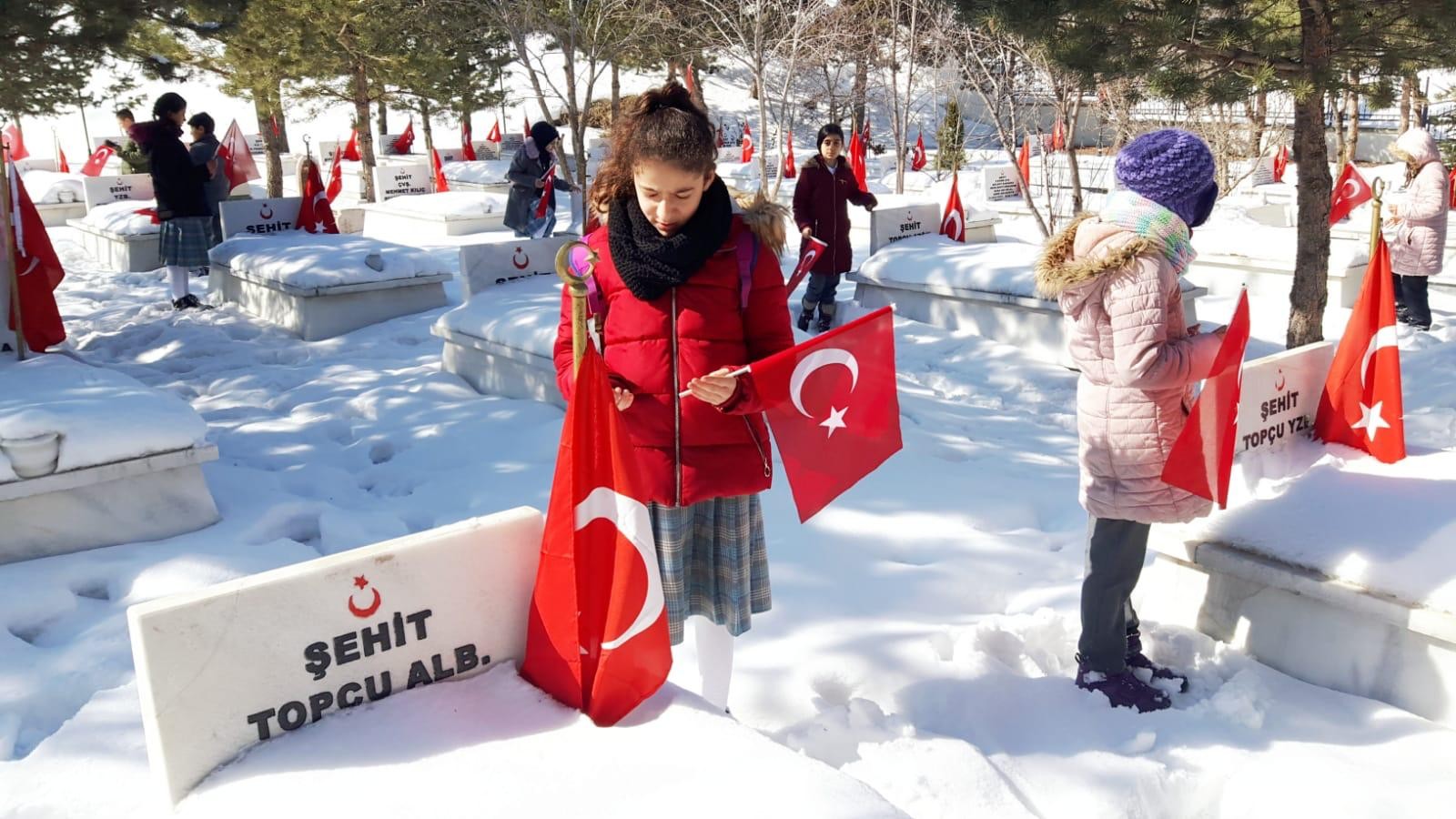 Ortaokul öğrencilerinden Karskapı Şehitliğine ziyaret