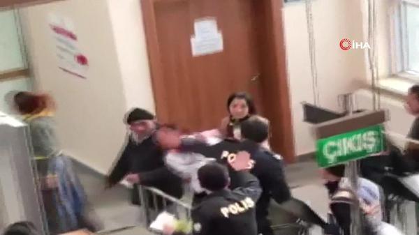 Duruşma sonrası öfkeli kadın bebeğini polislerin üzerine fırlatmaya kalktı