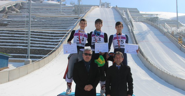 Erzurum’da Okullar Arası Kayakla Atlama Yarışması nefes kesti