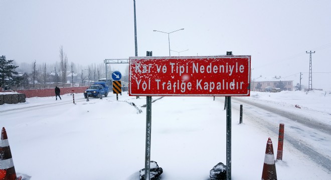 Erzurum'da ulaşıma kar engeli
