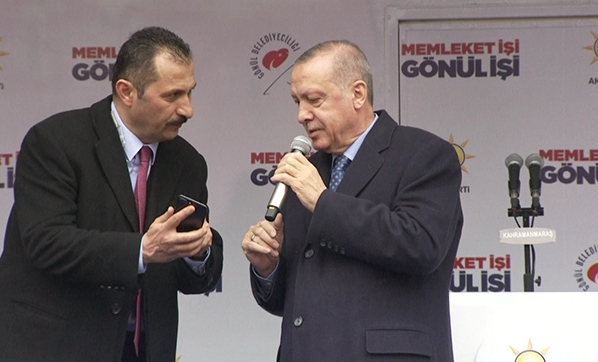Cumhurbaşkanı Erdoğan, telefon gelince konuşmasına bir süre ara verdi