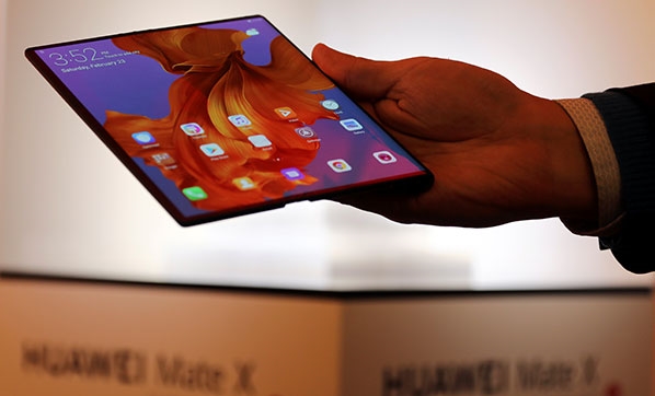 Huawei yeni katlanabilir telefonu Mate X'i satışa çıkardı