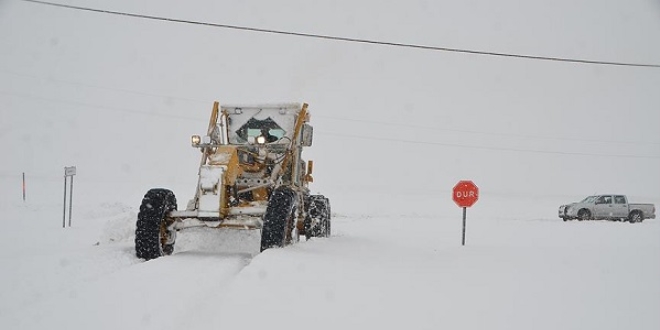 Erzurum'da ulaşıma kar engeli