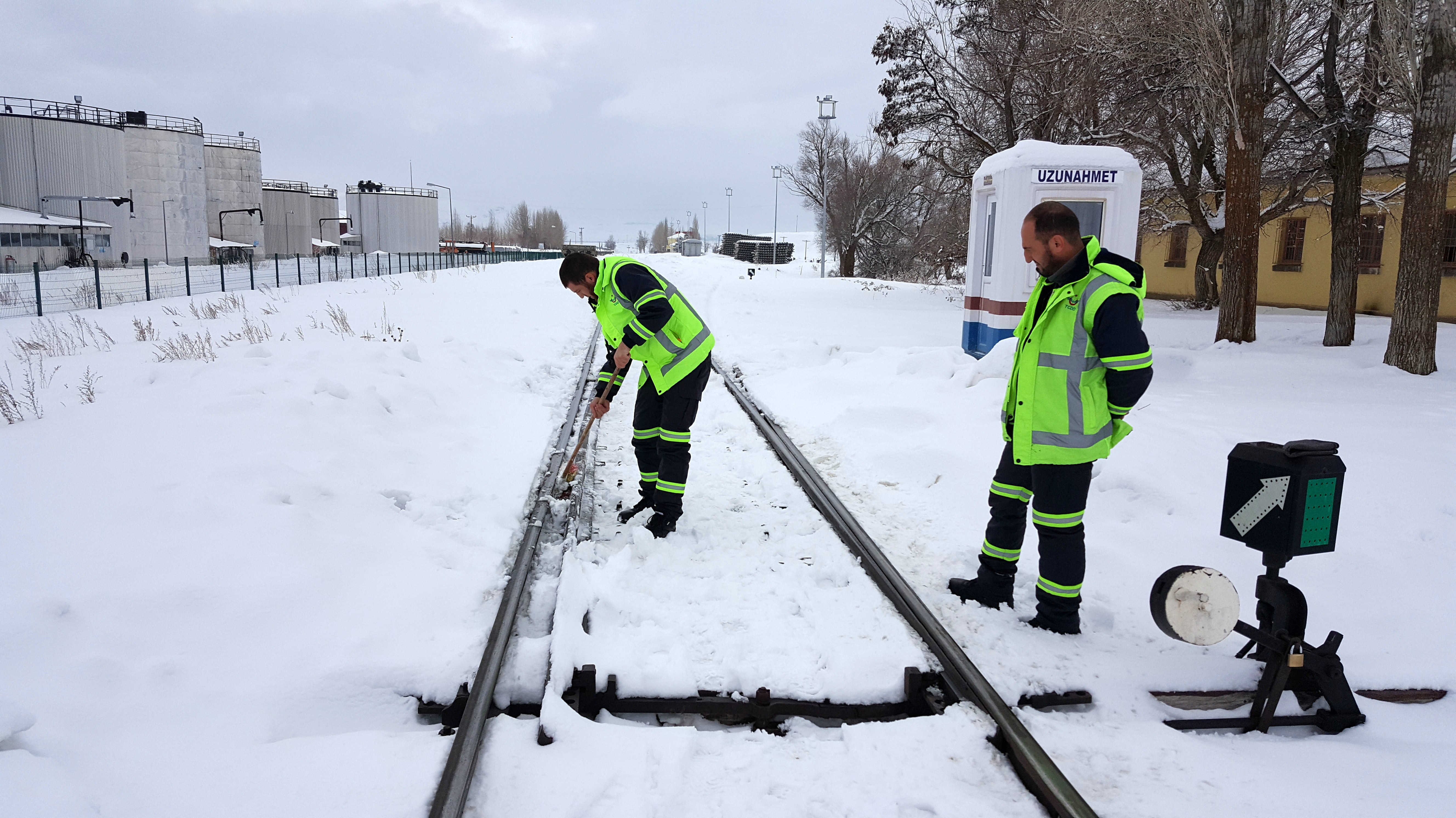 Demiryolu işçilerinin zorlu kış mesaisi