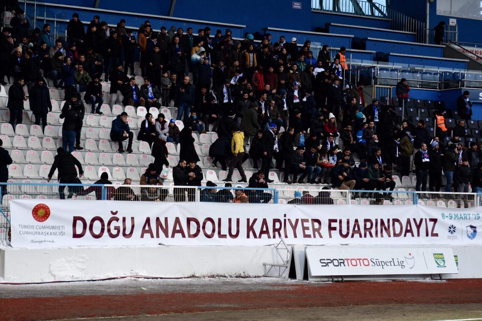BB Erzurumspor - Galatasaray maçında DKF’19 pankartı