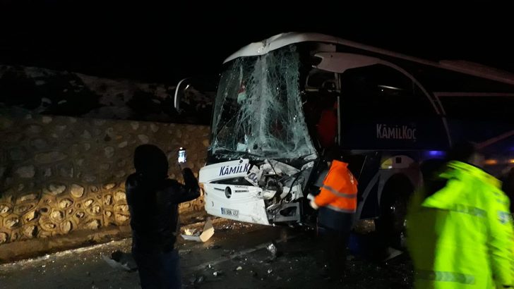 Erzincan'da gece yarısı feci kaza: Çok sayıda yaralı var!