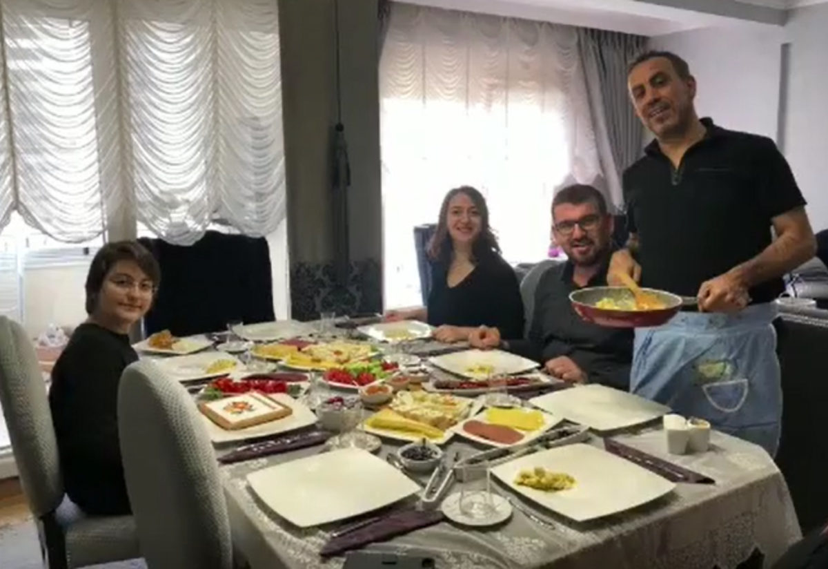 Haluk Levent yardımsever kişinin evine gidip kahvaltı hazırladı