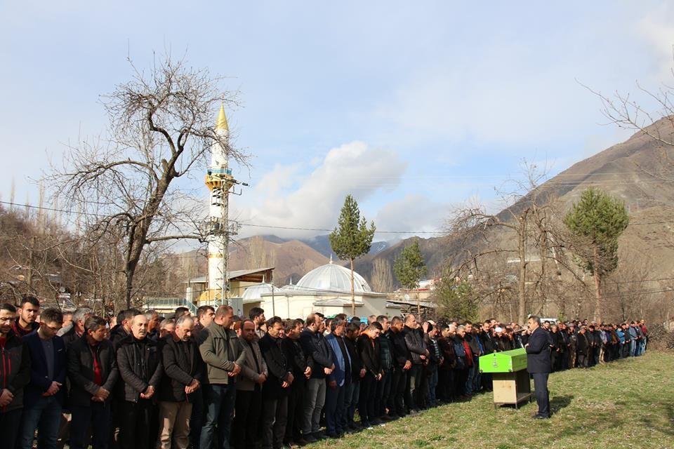 Tortum'da Cenaze cemaati köye sığmadı