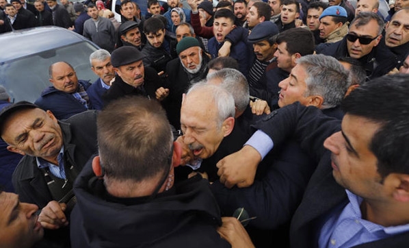Şehit cenazesinde olay! CHP lideri saldırıya uğradı