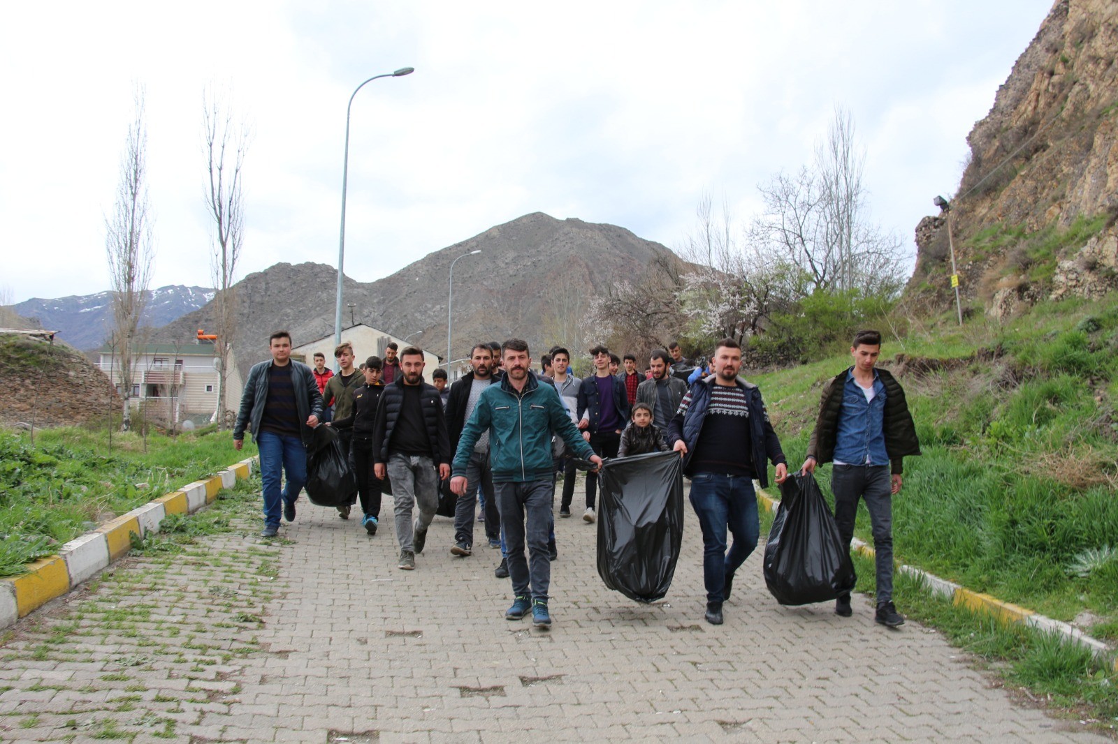 "Çevrecilik Milliyetçiliktir" sloganıyla çevredeki çöpleri topladılar