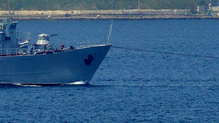 Arızalı savaş gemisi römorkör tarafından çekildi