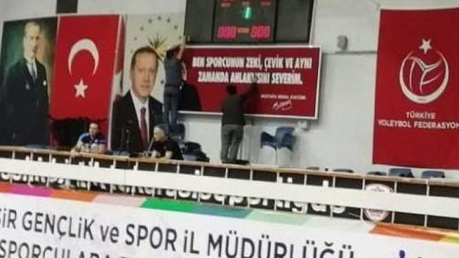 Mustafa Kemal'in afişi kaldırıldı