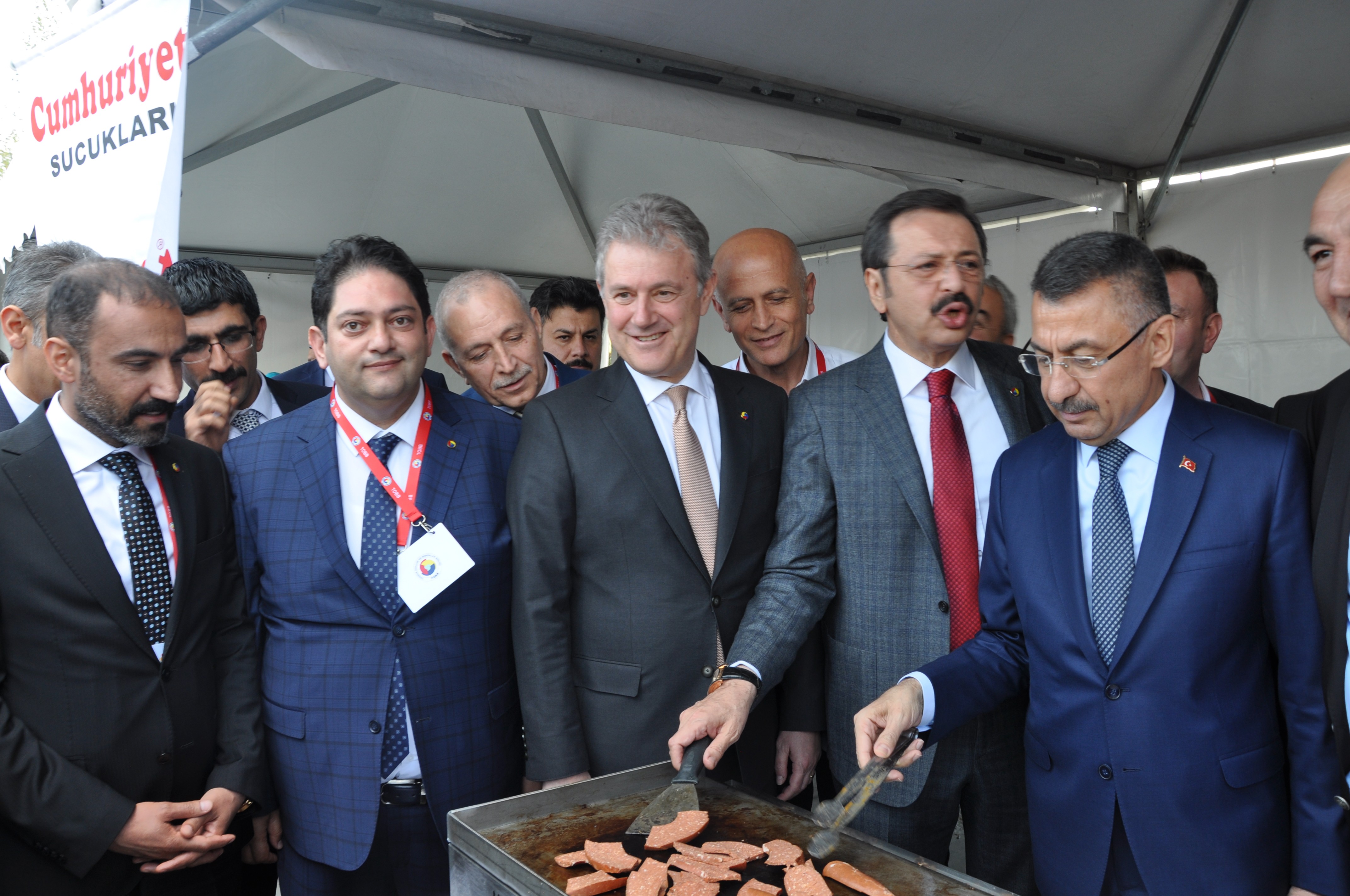 Cumhurbaşkanı Yardımcısı Fuat Oktay, Erzurum standını ziyaret etti
