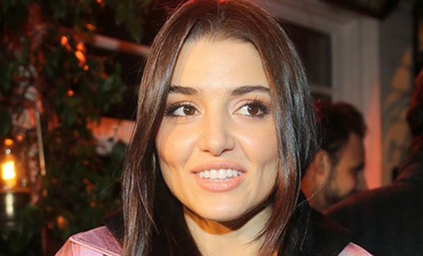 Hande Erçel, ‘Dünyanın En Güzel Kadını’ seçildi