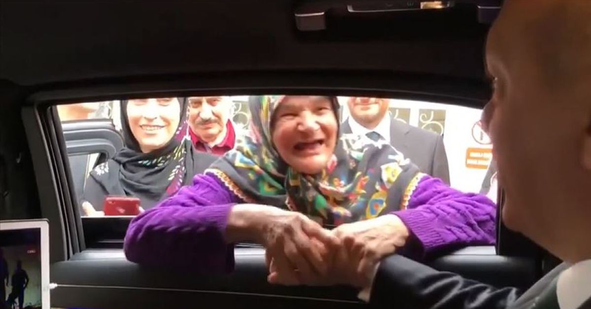 Erdoğan'dan yaşlı kadınla seçim sohbeti