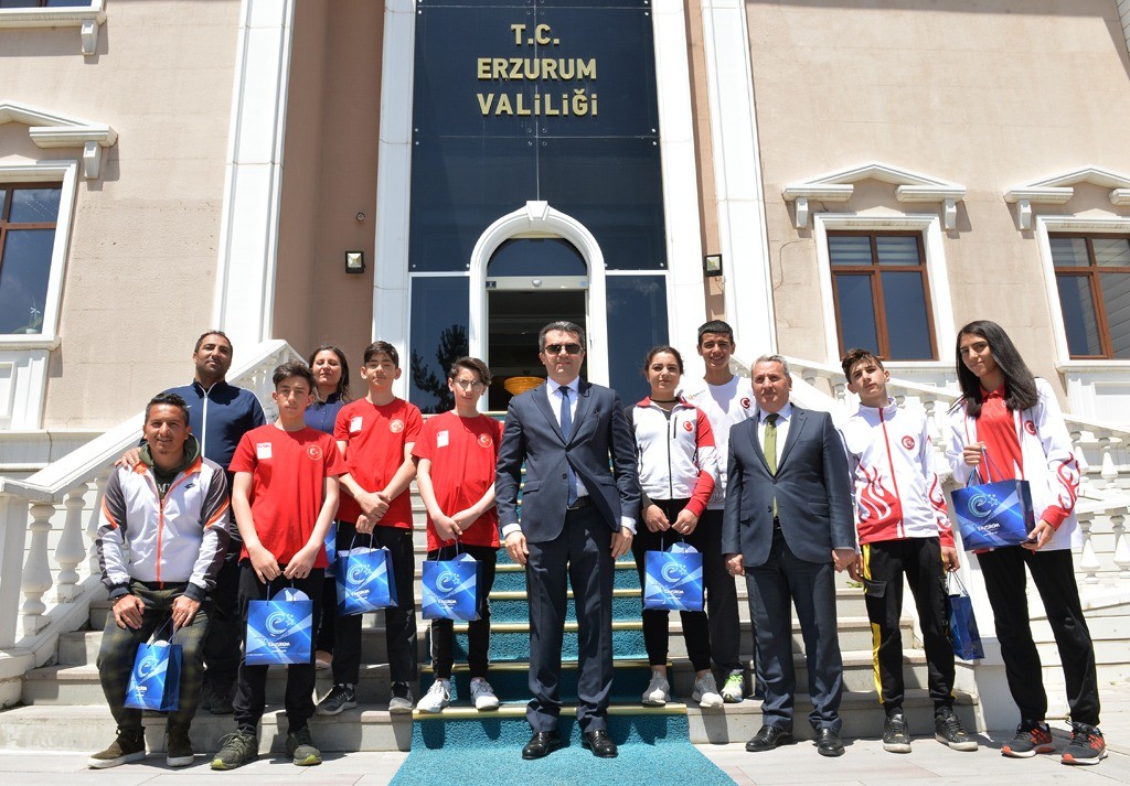 Başarılı sporculardan Vali Memiş’e çiçek