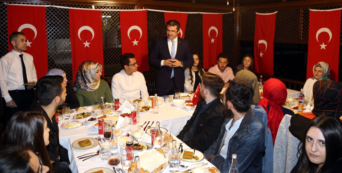 Erzurum Valisi Memiş 19 öğrenciyi iftarda misafiri etti