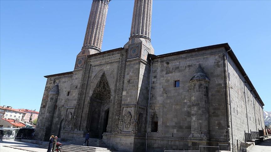 Çifte Minareli Medrese motifleriyle göz kamaştırıyor