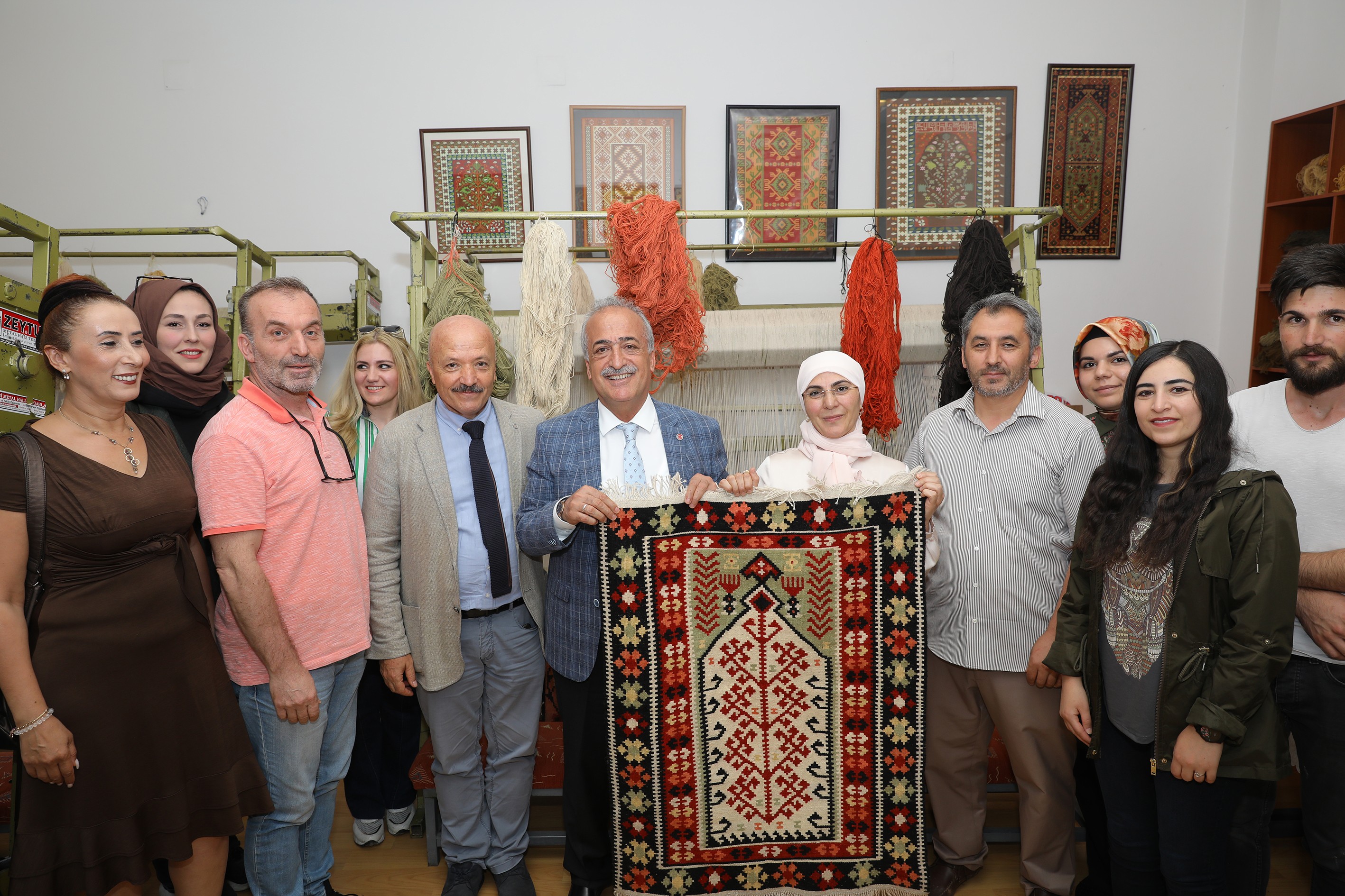 Halı kilim dokuma geleneği hünerli ellerde yeniden hayat buluyor