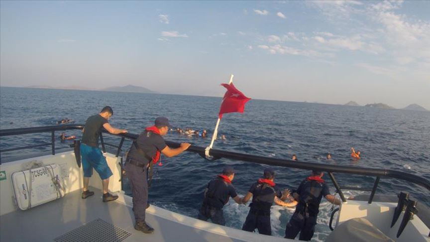 Bodrum açıklarında düzensiz göçmenleri taşıyan tekne battı